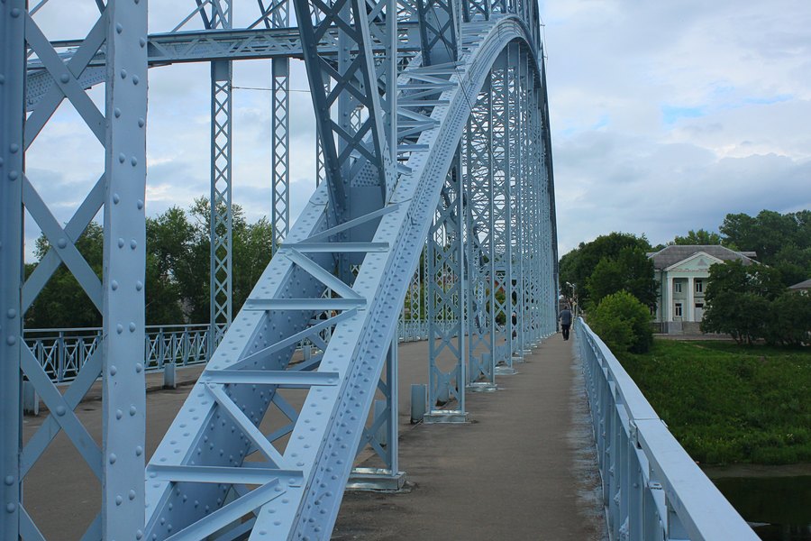 Ажурная конструкция арочного моста.