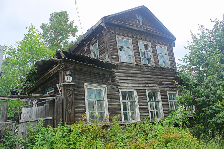 Старый разваливающийся деревянный дом.