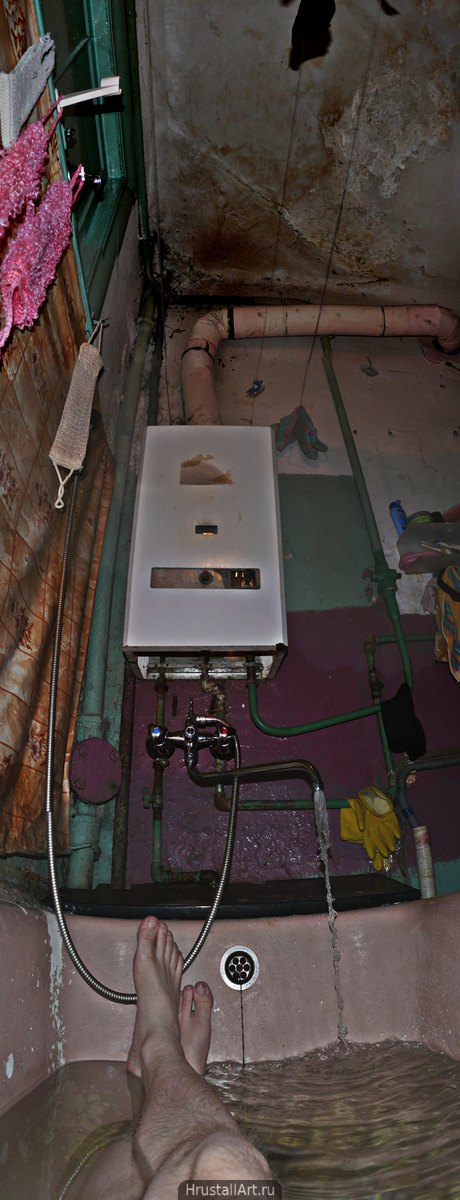 Санкт-Петербург. Широкоугольный кадр ванны в питерской коммунальной квартире, обветшалые стены, грязь, разруха. Мужские ноги в ванне.