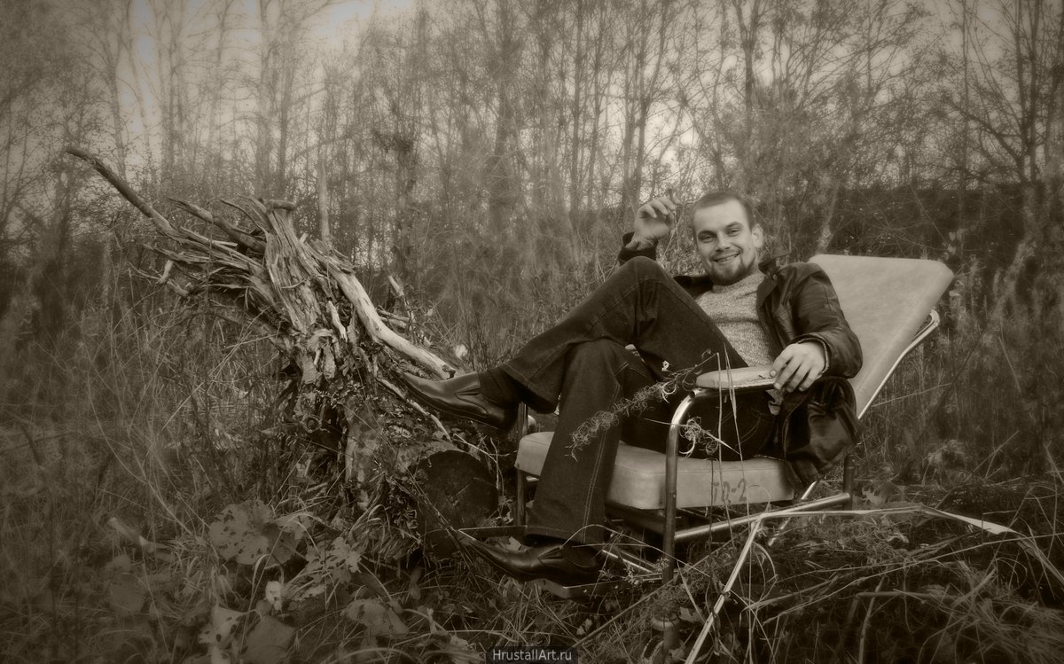 Фотографии, осенний пейзаж, корни поваленного дерева, медицинское кресло, женщина с книгой и парень мачо.