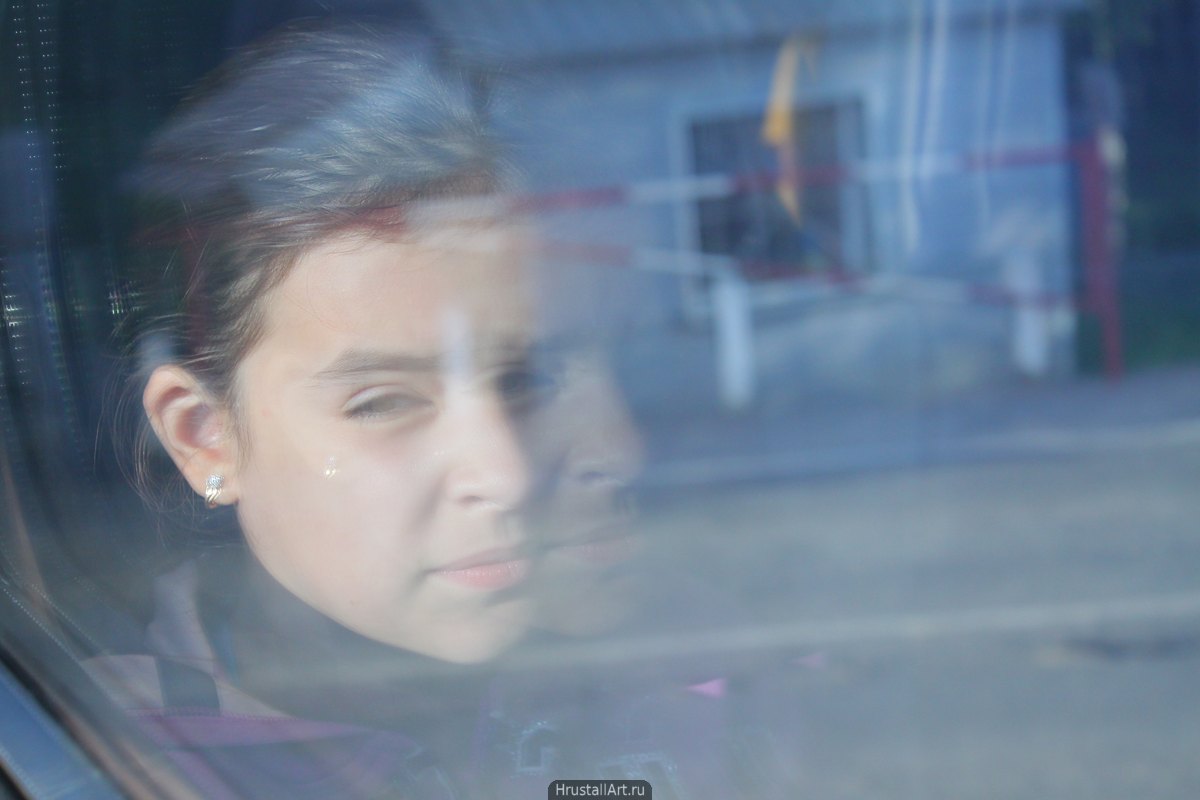 Фотография, девочка отражается в окне электрички.