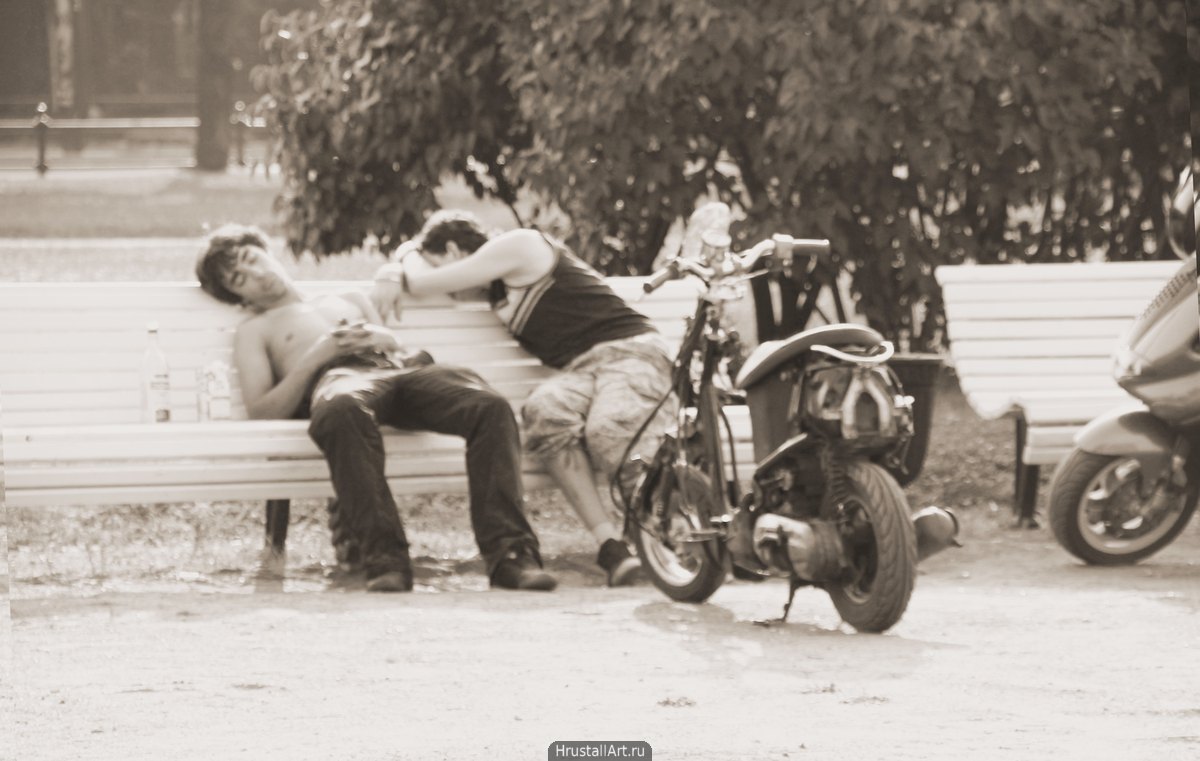 Фотография, двое парней разморённо полулежат на скамейке, спят. Рядом стоят их мотоциклы.