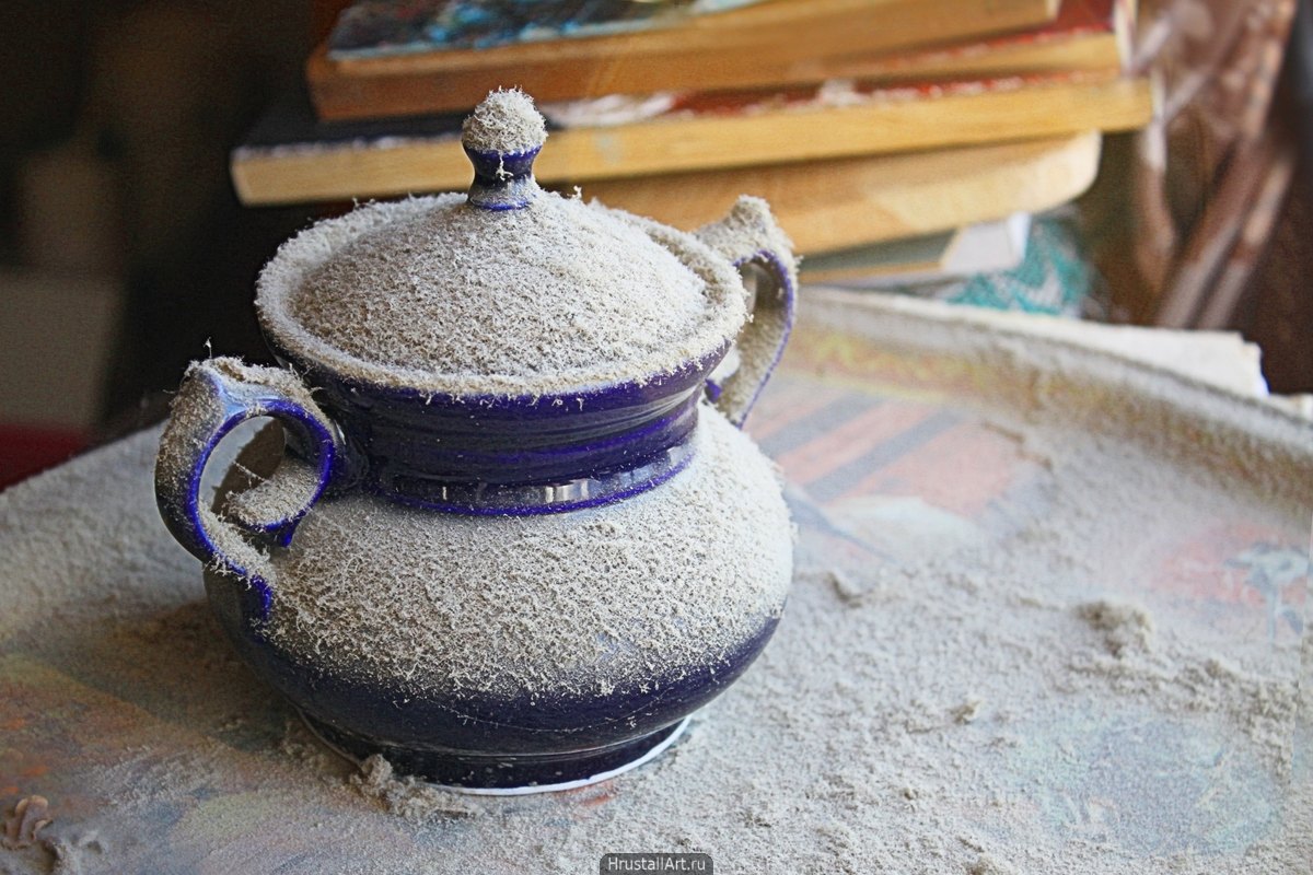 Фотография, Старая сахарница цвета индиго покрыта толстым слоем пыли.