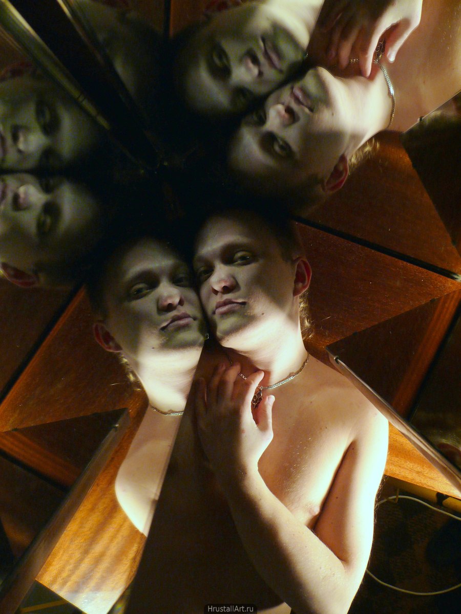 Фотография, парень отражается в зеркалах как в калейдоскопе создавая немного пугающие образы.