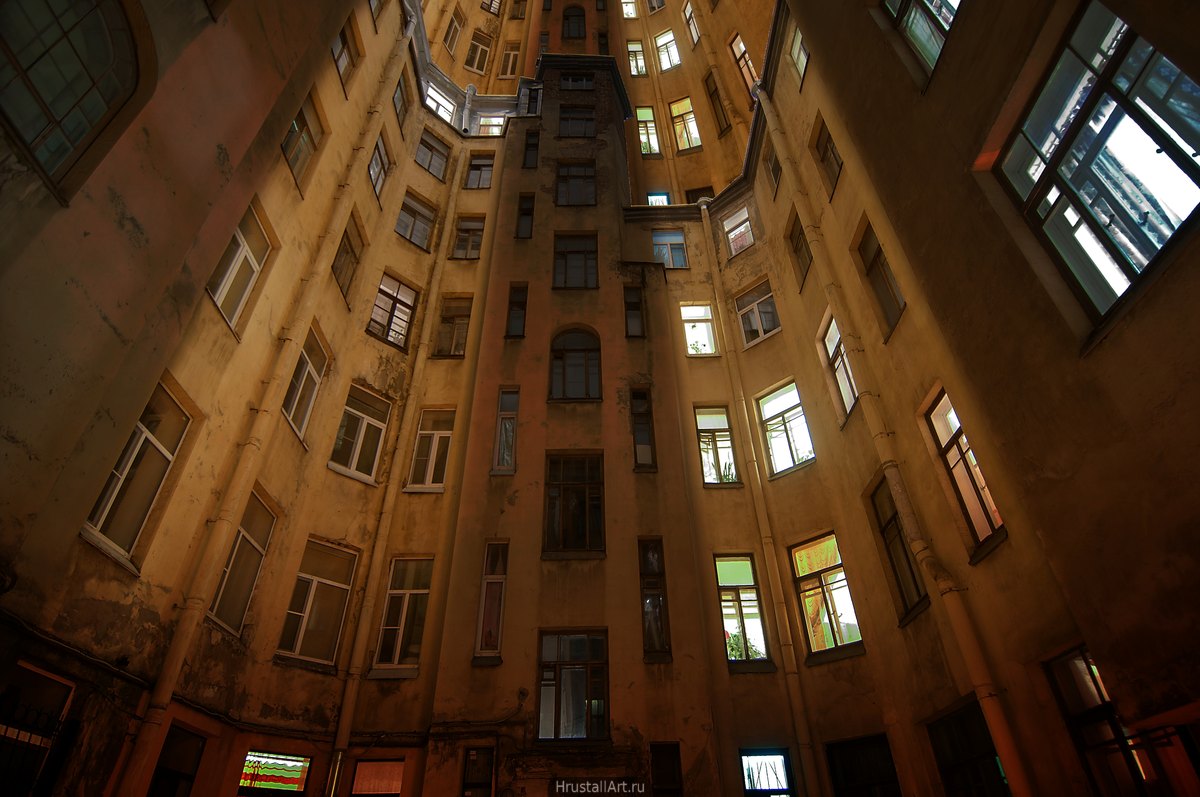Фотография, дворы колодцы Петербурга обработаны так, что стали бесконечно длинными тоннелями.