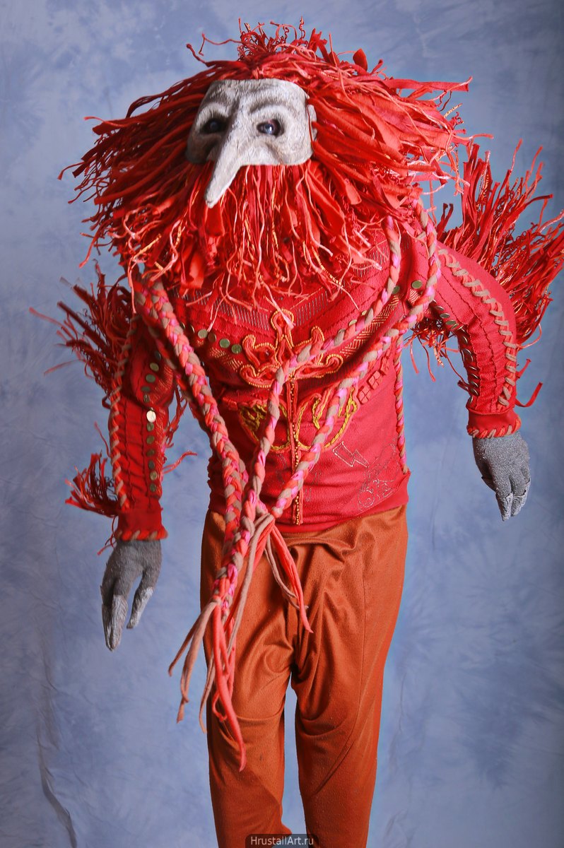 Растрёпанный в прыжке костюм красной птицы выглядит более чем странно.