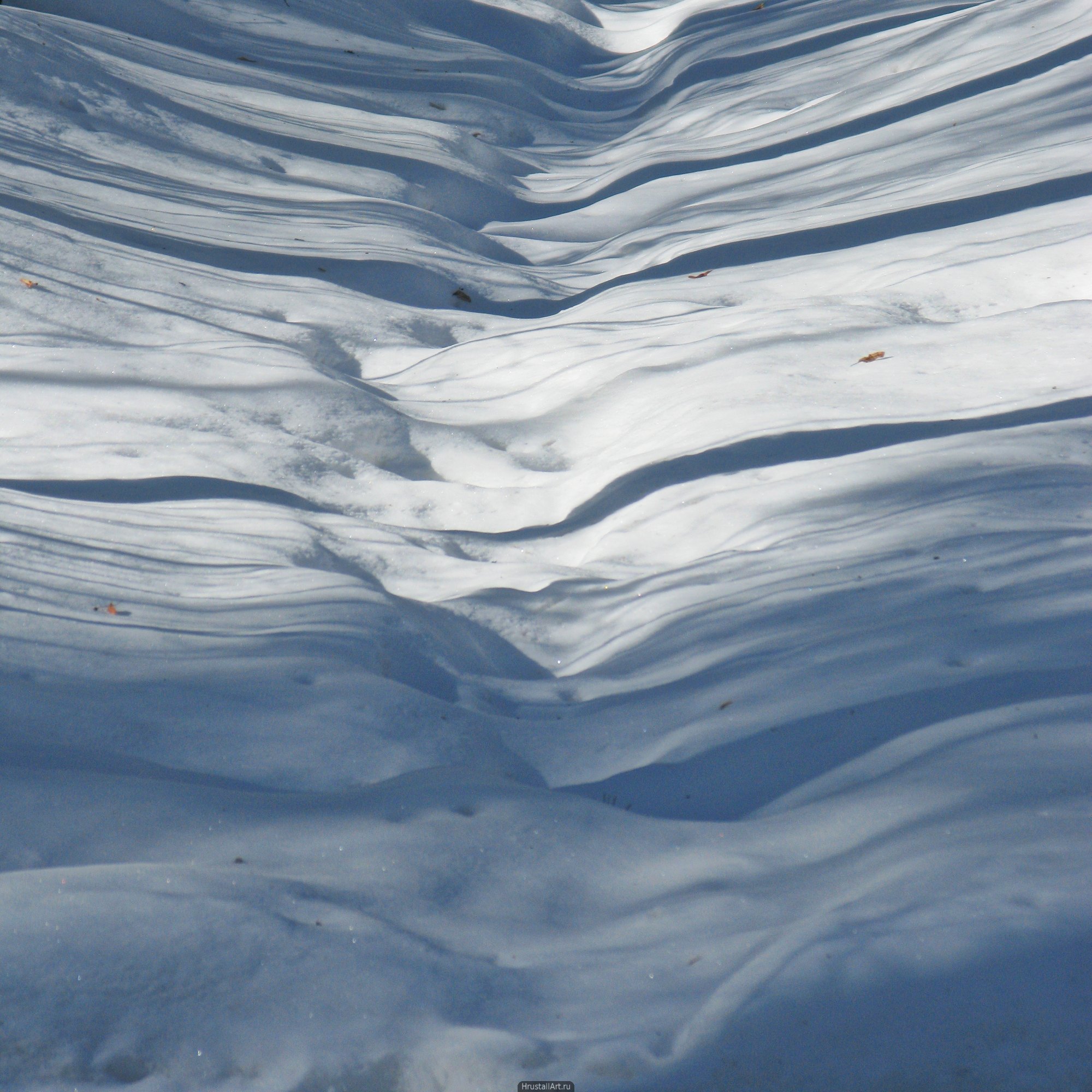 Матроска теней на снегу. Абстрактное фото.