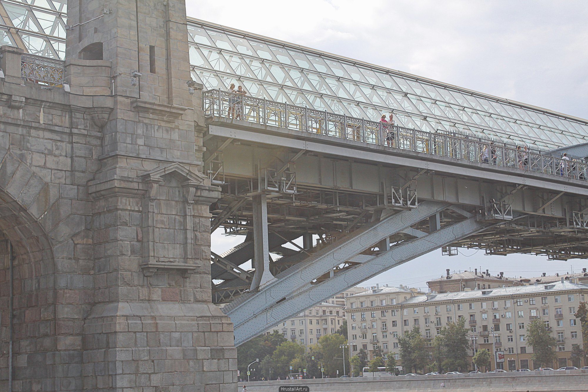 Гармония конструктивных деталей металлической арки Андреевского моста и каменного декора опор.