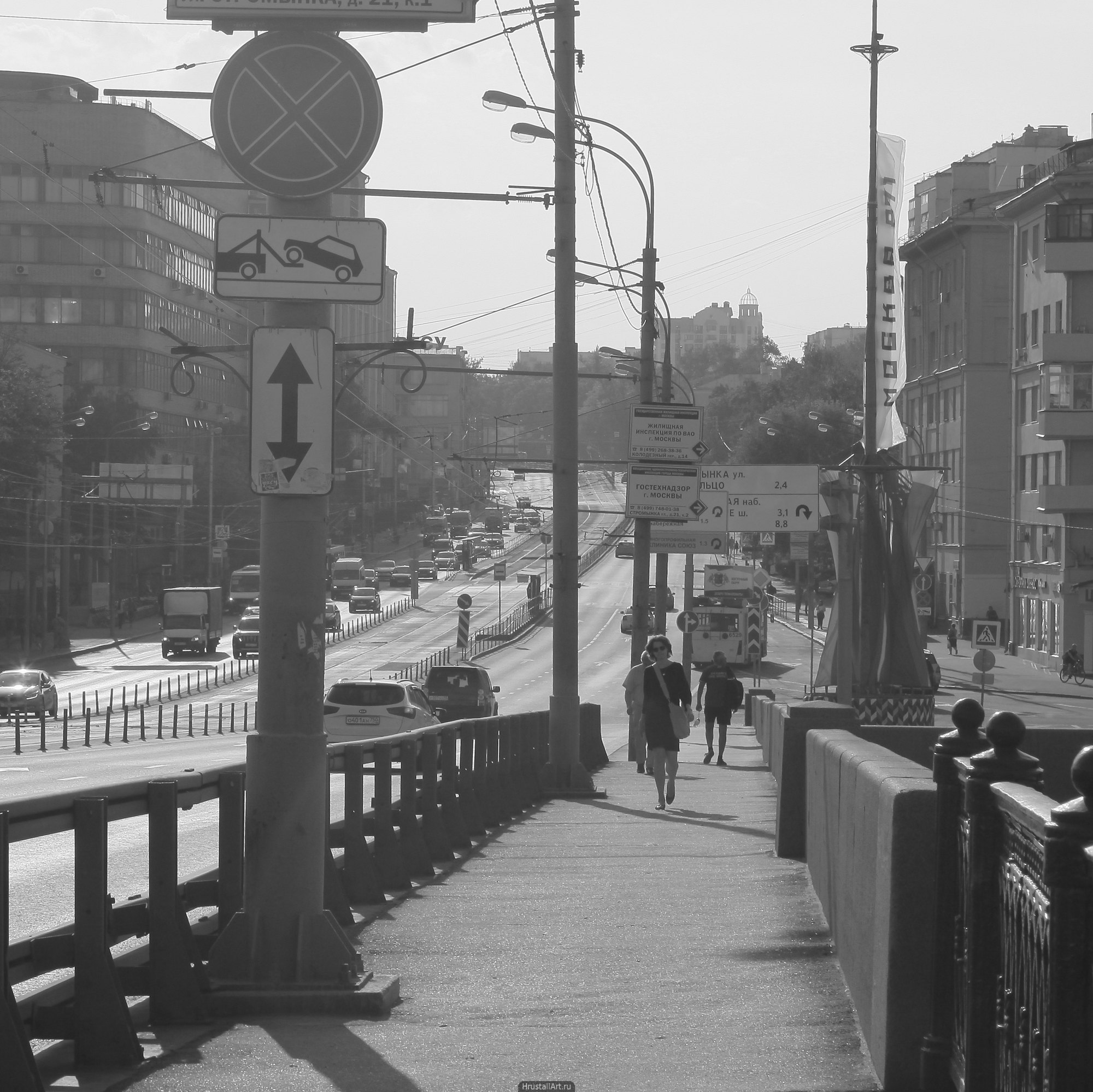 Улица. Мост, прохожие, пыль, серый цвет, городская улица.