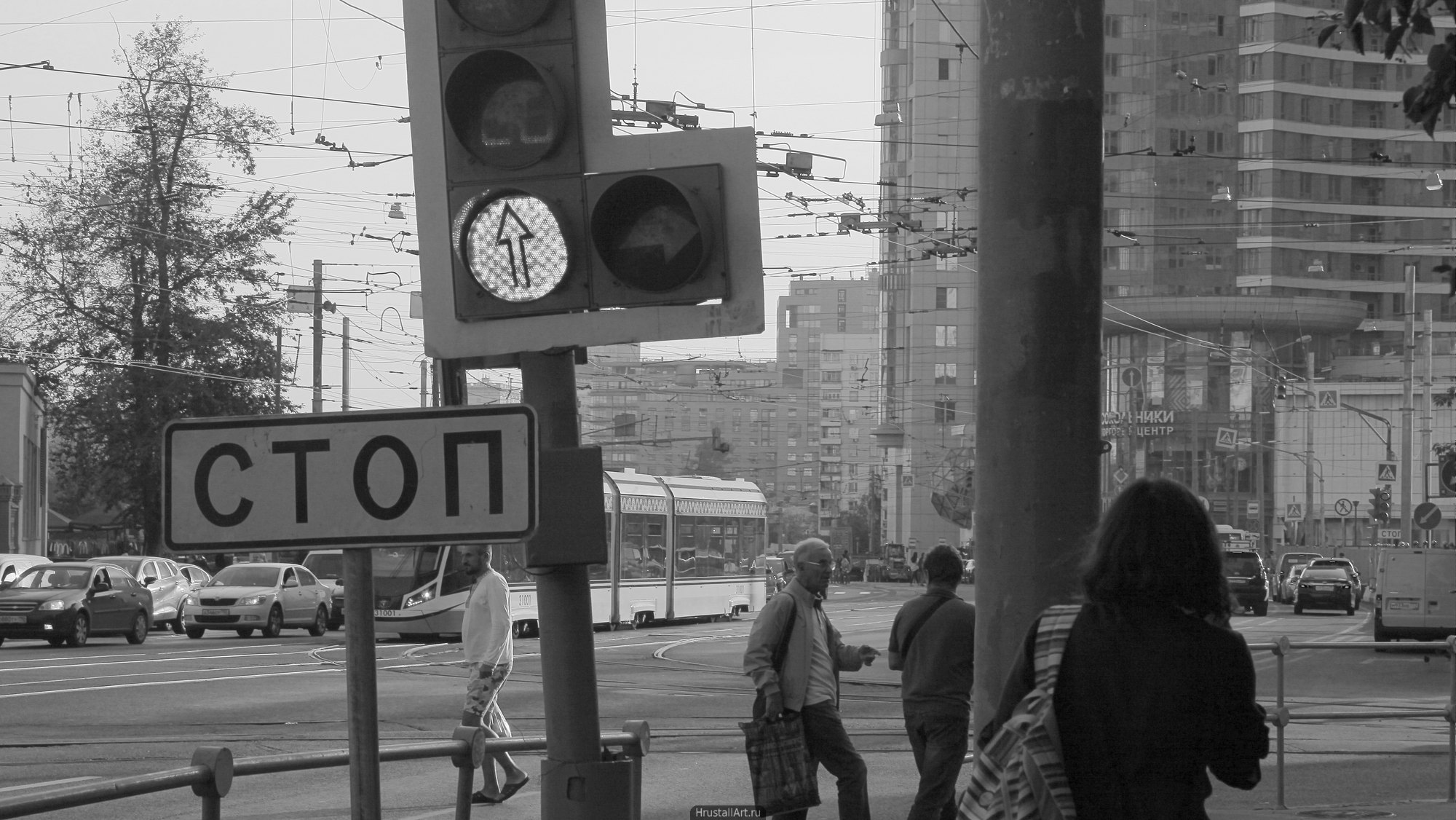 Московский перекресток. Перекрёсток, светофор, высотка, городской хаос, прохожие и машины, серый цвет, пыльный воздух.